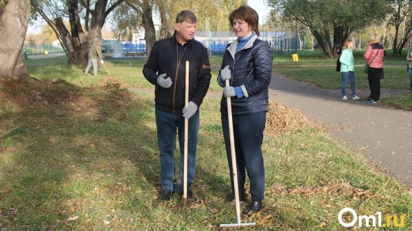 Оксана Фадина вместе с горожанами убирала территорию «Зеленого Острова» Оксана Фадина вместе с горожанами убирала территорию «Зеленого Острова»