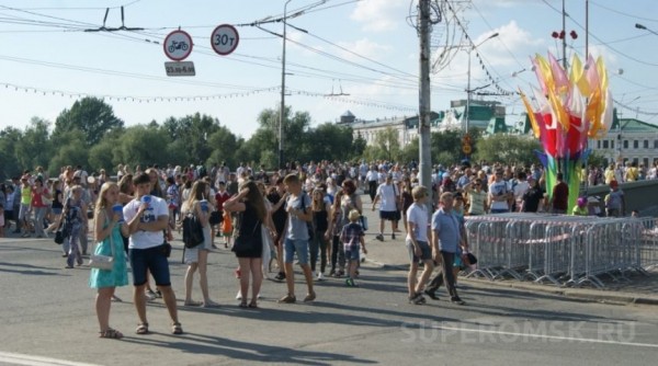 Праздничная программа и семейные гуляния, белки, кони и кучи мусора - фоторепортаж с празднования юбилея Омска. Часть 2 Праздничная программа и семейные гуляния, белки, кони и кучи мусора - фоторепортаж с празднования юбилея Омска. Часть 2