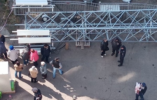 «Приковал себя к ней велосипедным замком». Как омичи бунтуют против сотовой вышки 