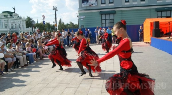 Праздничная программа и семейные гуляния, белки, кони и кучи мусора - фоторепортаж с празднования юбилея Омска. Часть 2 Праздничная программа и семейные гуляния, белки, кони и кучи мусора - фоторепортаж с празднования юбилея Омска. Часть 2
