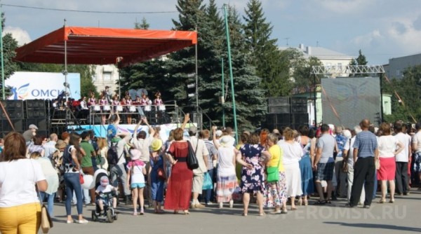 Праздничная программа и семейные гуляния, белки, кони и кучи мусора - фоторепортаж с празднования юбилея Омска. Часть 2 Праздничная программа и семейные гуляния, белки, кони и кучи мусора - фоторепортаж с празднования юбилея Омска. Часть 2