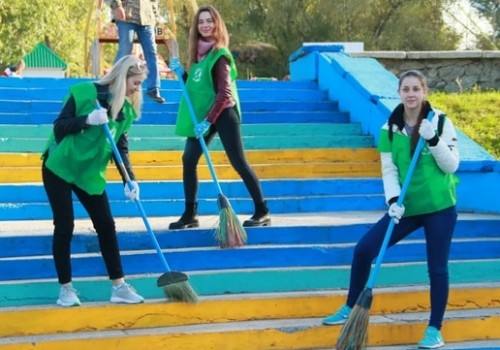 В парке «Зеленый Остров» субботник прошёл с музыкой и пирогами