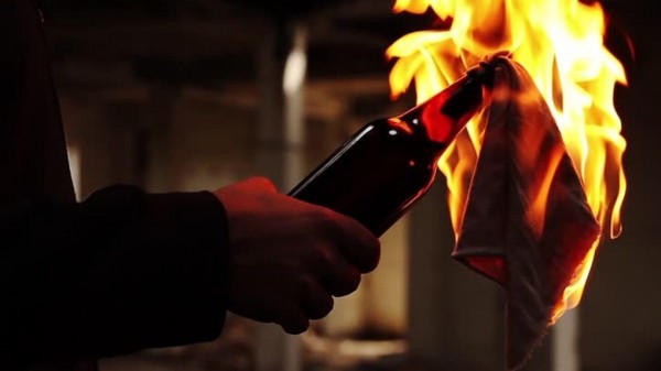 Привет из 90-х: «коктейлем Молотова» сожгли «Лексус» в Новосибирске