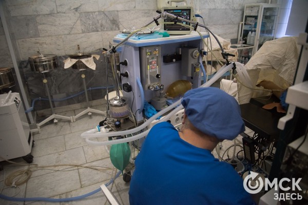 В свой юбилей омский КМХЦ пустил СМИ на редкую операцию