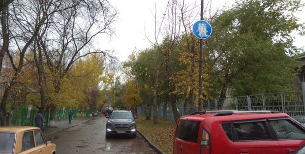 У омской школы неизвестные закрасили дорожный знак