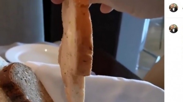 Вице-спикер омского Горсовета возмутился толщине хлеба в ресторане 