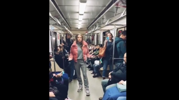 Олимпийская чемпионка из Омска, которую выгнали из сборной, читает стихи в метро