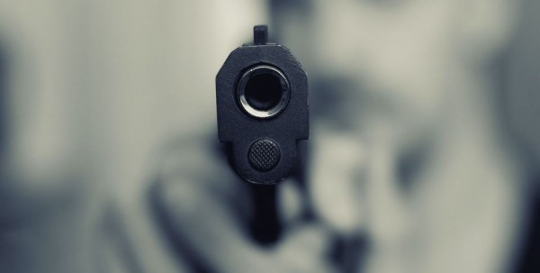 В Омске мужчина разгуливал по торговому центру с пистолетом в руках