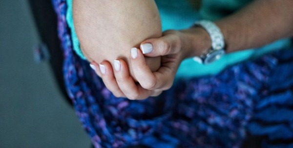 "Не может встать с кровати и сжать зубную щётку". Ревматолог об артрите и его проявлениях