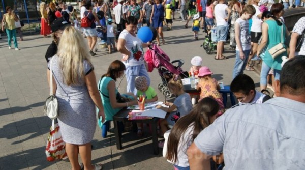 Праздничная программа и семейные гуляния, белки, кони и кучи мусора - фоторепортаж с празднования юбилея Омска. Часть 2 Праздничная программа и семейные гуляния, белки, кони и кучи мусора - фоторепортаж с празднования юбилея Омска. Часть 2