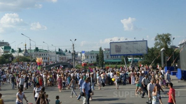 Праздничная программа и семейные гуляния, белки, кони и кучи мусора - фоторепортаж с празднования юбилея Омска. Часть 2 Праздничная программа и семейные гуляния, белки, кони и кучи мусора - фоторепортаж с празднования юбилея Омска. Часть 2