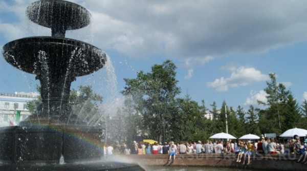 Праздничная программа и семейные гуляния, белки, кони и кучи мусора - фоторепортаж с празднования юбилея Омска. Часть 2 Праздничная программа и семейные гуляния, белки, кони и кучи мусора - фоторепортаж с празднования юбилея Омска. Часть 2