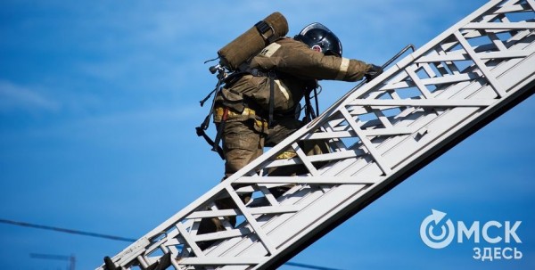 На базе "Универсальная" тушат сложный пожар при нехватке воды