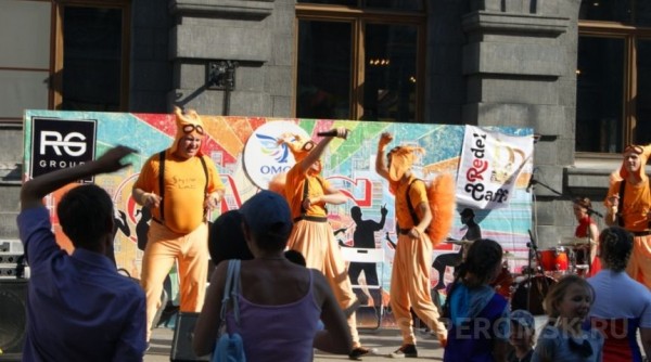 Праздничная программа и семейные гуляния, белки, кони и кучи мусора - фоторепортаж с празднования юбилея Омска. Часть 2 Праздничная программа и семейные гуляния, белки, кони и кучи мусора - фоторепортаж с празднования юбилея Омска. Часть 2