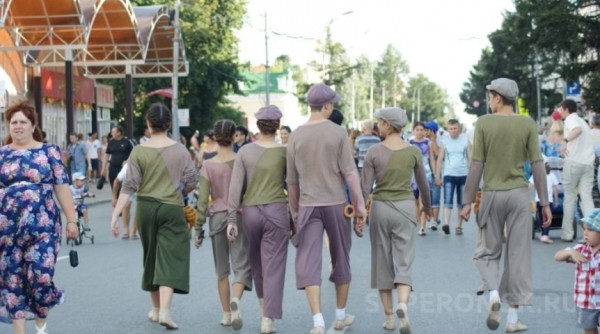 Праздничная программа и семейные гуляния, белки, кони и кучи мусора - фоторепортаж с празднования юбилея Омска. Часть 2 Праздничная программа и семейные гуляния, белки, кони и кучи мусора - фоторепортаж с празднования юбилея Омска. Часть 2