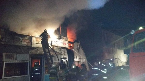 Пожар на омском складе с игрушками тушили 70 человек Пожар на омском складе с игрушками тушили 70 человек