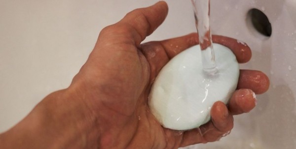 "Одеяло убежало, улетела простыня...": врачи напомнили омичам о пользе мытья рук "Одеяло убежало, улетела простыня...": врачи напомнили омичам о пользе мытья рук