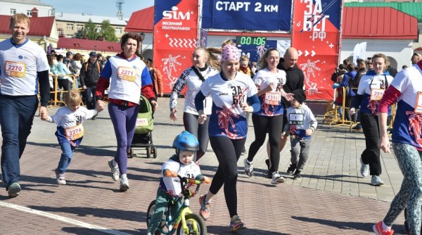 От одного месяца до 89 лет: омичи пробежали Весенний полумарафон