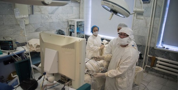 В свой юбилей омский КМХЦ пустил СМИ на редкую операцию