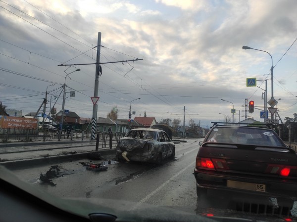 На омской магистрали сгорел автомобиль На омской магистрали сгорел автомобиль