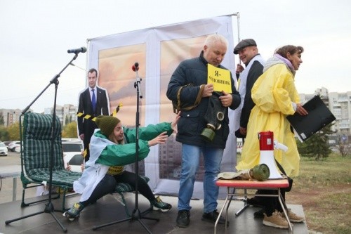 На митинге против завода фенола призвали гнать чиновников поганой метлой
