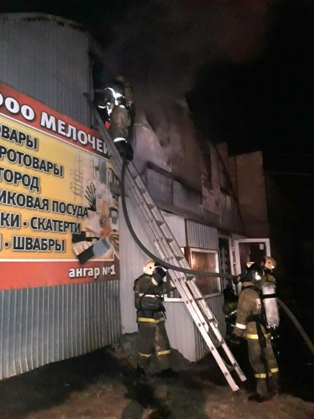 На базе "Универсальная" тушат сложный пожар при нехватке воды