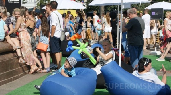 Праздничная программа и семейные гуляния, белки, кони и кучи мусора - фоторепортаж с празднования юбилея Омска. Часть 2 Праздничная программа и семейные гуляния, белки, кони и кучи мусора - фоторепортаж с празднования юбилея Омска. Часть 2