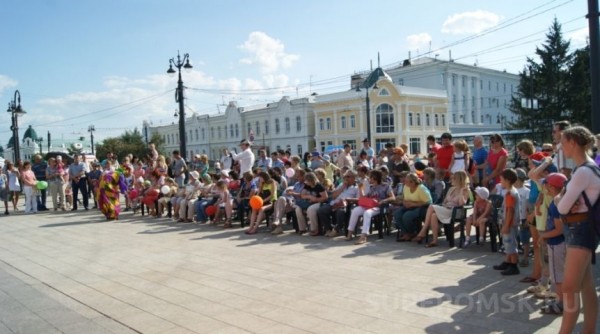Праздничная программа и семейные гуляния, белки, кони и кучи мусора - фоторепортаж с празднования юбилея Омска. Часть 2 Праздничная программа и семейные гуляния, белки, кони и кучи мусора - фоторепортаж с празднования юбилея Омска. Часть 2