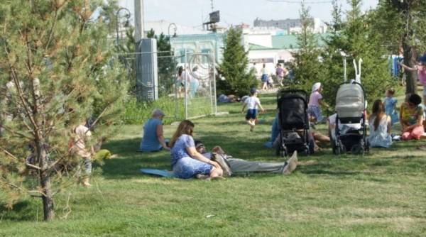 Праздничная программа и семейные гуляния, белки, кони и кучи мусора - фоторепортаж с празднования юбилея Омска. Часть 2 Праздничная программа и семейные гуляния, белки, кони и кучи мусора - фоторепортаж с празднования юбилея Омска. Часть 2