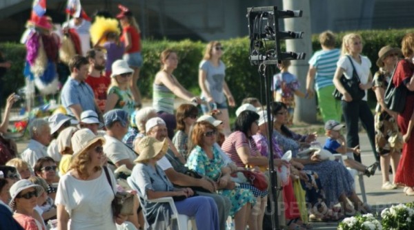 Праздничная программа и семейные гуляния, белки, кони и кучи мусора - фоторепортаж с празднования юбилея Омска. Часть 2 Праздничная программа и семейные гуляния, белки, кони и кучи мусора - фоторепортаж с празднования юбилея Омска. Часть 2