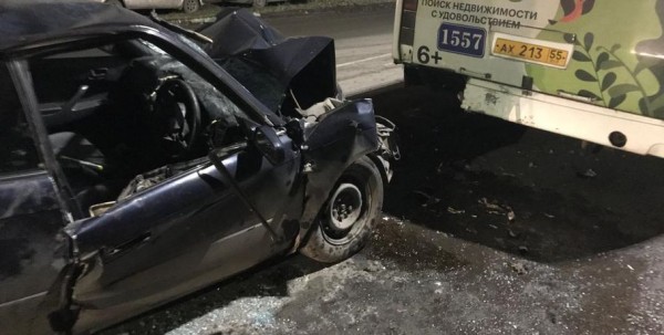 Омич врезался в пассажирский автобус и оказался в больнице