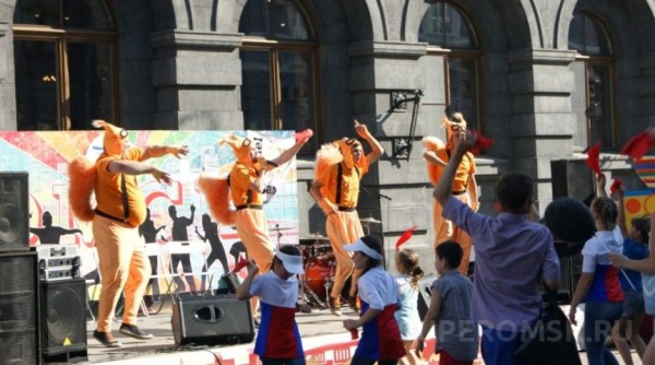 Праздничная программа и семейные гуляния, белки, кони и кучи мусора - фоторепортаж с празднования юбилея Омска. Часть 2 Праздничная программа и семейные гуляния, белки, кони и кучи мусора - фоторепортаж с празднования юбилея Омска. Часть 2