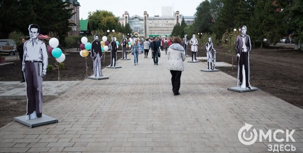 Бульвар Мартынова оградили от желающих сфотографироваться с автомобилем Бульвар Мартынова оградили от желающих сфотографироваться с автомобилем