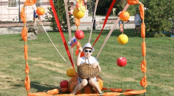 Праздничная программа и семейные гуляния, белки, кони и кучи мусора - фоторепортаж с празднования юбилея Омска. Часть 2 Праздничная программа и семейные гуляния, белки, кони и кучи мусора - фоторепортаж с празднования юбилея Омска. Часть 2