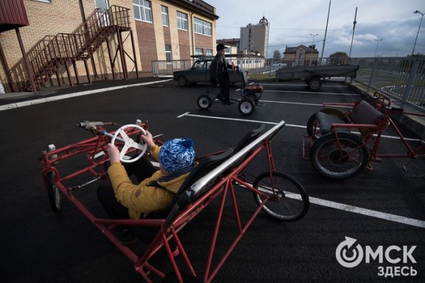 Юные омичи посостязались в умении водить машину