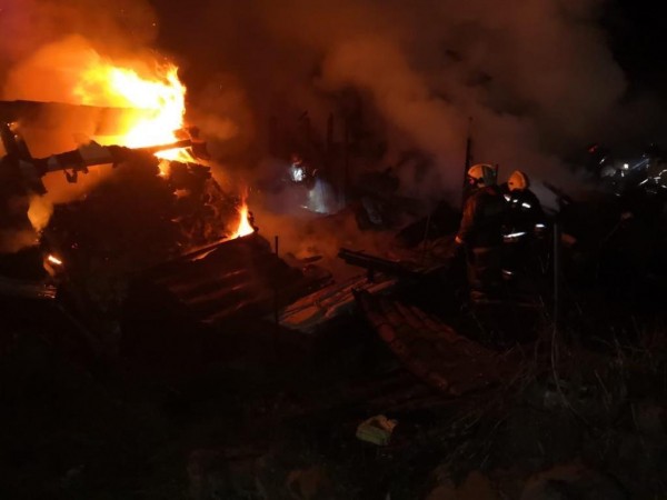 В Ленинском округе Омска сгорел жилой дом В Ленинском округе Омска сгорел жилой дом