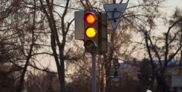 Светофор, собирающий пробки на улице Заозёрной, перенастроят