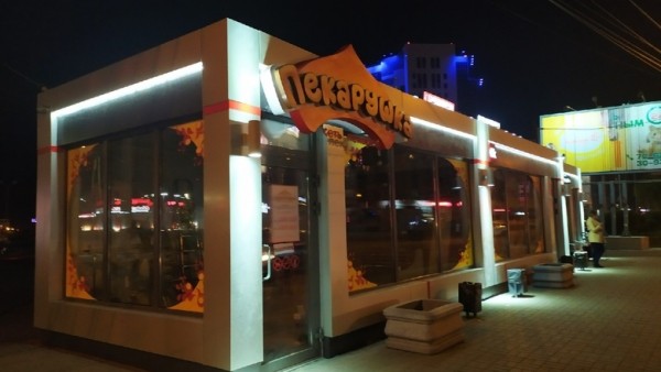 Мэрия Омска меняет правила установки НТО. Теперь они работают и на «теплые» остановки 