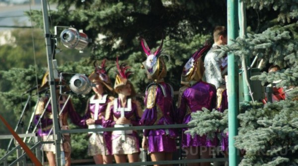 Праздничная программа и семейные гуляния, белки, кони и кучи мусора - фоторепортаж с празднования юбилея Омска. Часть 2 Праздничная программа и семейные гуляния, белки, кони и кучи мусора - фоторепортаж с празднования юбилея Омска. Часть 2