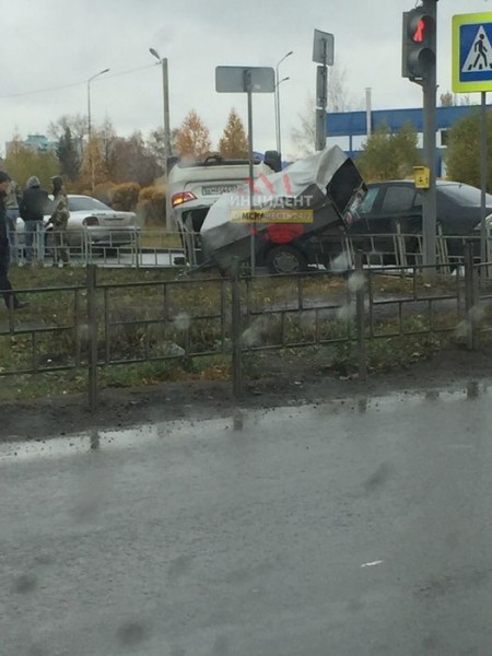 В Омске на перекрёстке перевернулась машина с прицепом