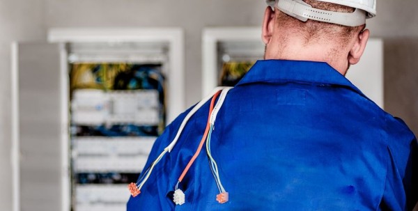 На омском заводе электрика убило током