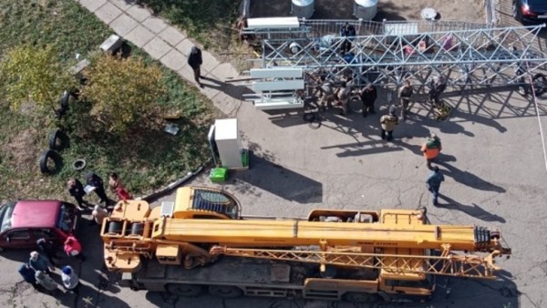 «Приковал себя к ней велосипедным замком». Как омичи бунтуют против сотовой вышки 