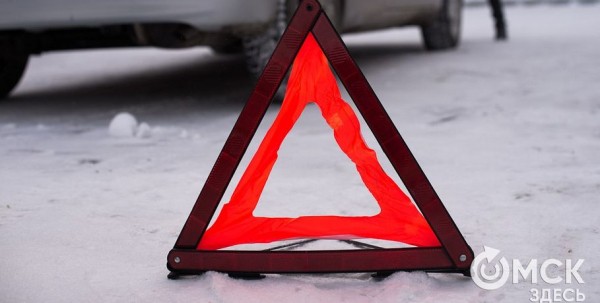 В Омске на Богдана Хмельницкого столкнулись грузовик и маршрутка В Омске на Богдана Хмельницкого столкнулись грузовик и маршрутка