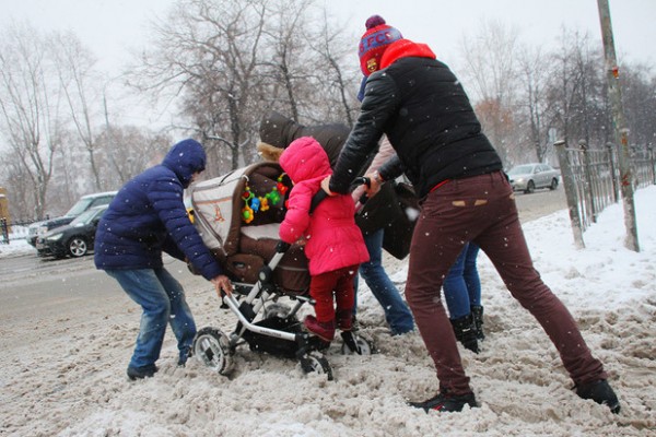 «Сиди дома, не отсвечивай»: как матери в Москве становятся пленницами