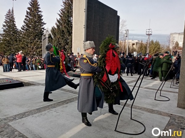 «С трудом удалось посмотреть»: повторное зажжение Вечного огня вызвало ажиотаж в Новосибирске