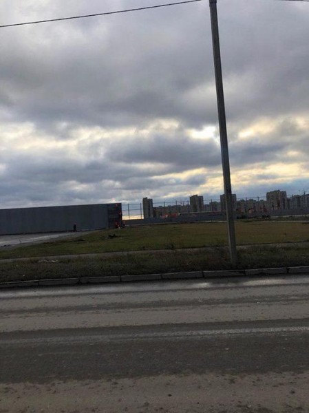 Территорию вокруг разрушенной Арены Омск обносят высоким забором