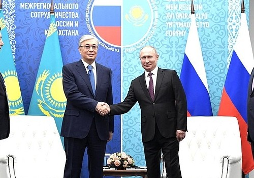 Путин, оказывается, провожал Токаева в аэропорту Омска Путин, оказывается, провожал Токаева в аэропорту Омска