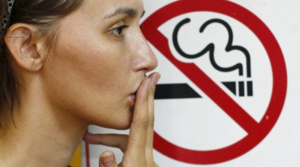 Российские мужчины стали курить меньше, женщины – больше