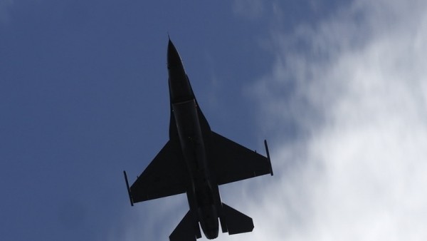 В Омском аэропорту сели два неизвестных истребителя В Омском аэропорту сели два неизвестных истребителя