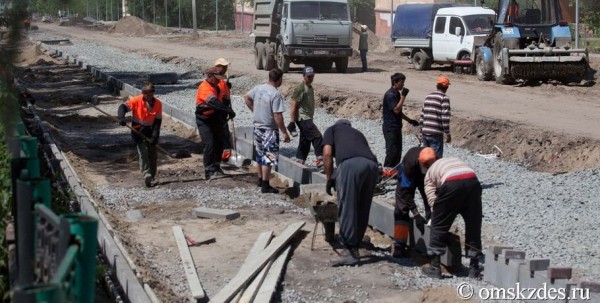 В Омске на дороге за 100 млн провалился асфальт В Омске на дороге за 100 млн провалился асфальт